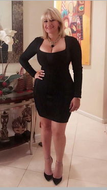 Shared wife giving a head